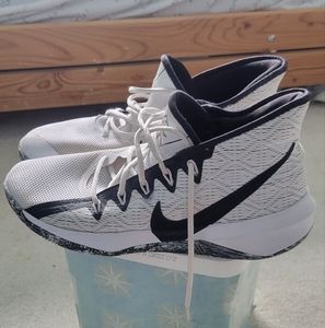 NIKE white and black court / basketball / volleyball shoes size Women's 8 men' 7